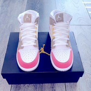 AIR JORDAN 1 MID SE ‘PASTEL VIVID GREEN’ Sz 6.5y- 8 W